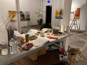 I atelieret hos billedkunstner Runi Langum
