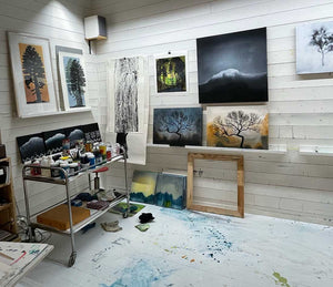 I atelieret hos billedkunstner Ellen Kalvig