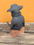 Mellomstor hund på sokkel (OM111)