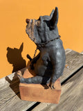 Mellomstor hund på sokkel (OM70)