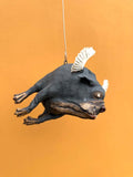 Flyvende hund med vinger i keramikk av Ole Martin Skaug | Neo galleri