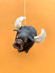 Flyvende hund med vinger i keramikk av Ole Martin Skaug | Neo galleri
