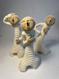 Sangdamer i keramikk av Maria Øverbye