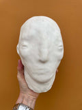 Hvit maske i keramikk av Ole Martin Skaug | Neo galleri
