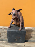 Liten hund på sokkel (OM94) - Neo Galleri - Kunst på nett og galleri i Gamle Stavanger