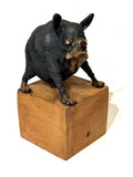 Liten hund på sokkel (OM21)