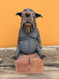 Mellomstor hund på sokkel (OM111)