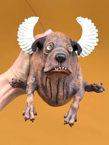 Flyvende hund med vinger i keramikk av Ole Martin Skaug | Neo galleri