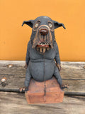 Mellomstor hund på sokkel (OM111)