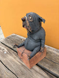 Mellomstor hund på sokkel (OM111)