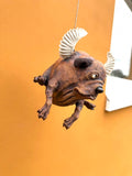 Flyvende hund med vinger i keramikk av Ole Martin Skaug | Neo galleri
