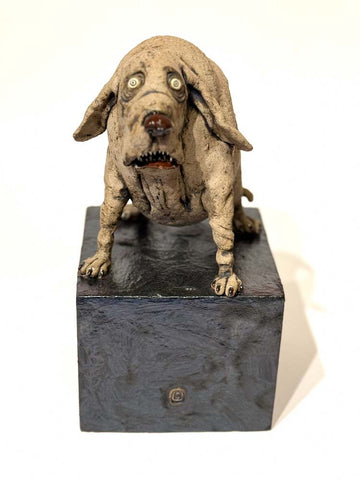 Liten hund på sokkel (OM20)