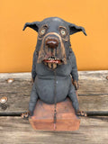 Mellomstor hund på sokkel (OM111)