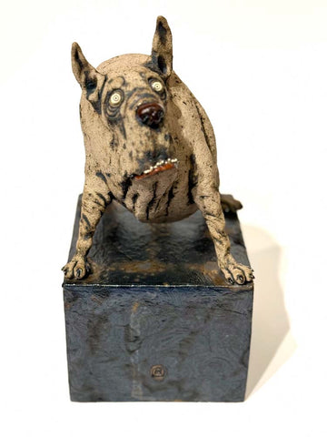 Liten hund på sokkel (OM19)