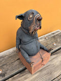 Mellomstor hund på sokkel (OM111)