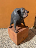 Liten hund på sokkel (OM99) - Neo Galleri - Kunst på nett og galleri i Gamle Stavanger