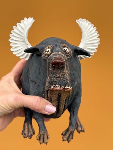 Flyvende hund med vinger i keramikk av Ole Martin Skaug | Neo galleri
