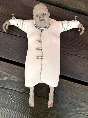 Spikermann for vegg - Skulptur i keramikk av Ole Martin Skaug | Neo galleri