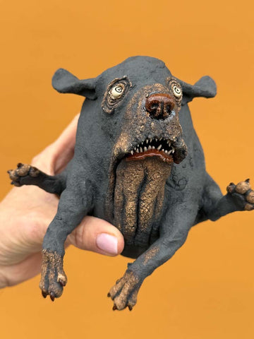 Flyvende hund i keramikk av Ole Martin Skaug | Neo galleri