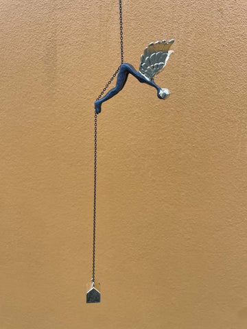 Engler som daler ned med hus (S147)