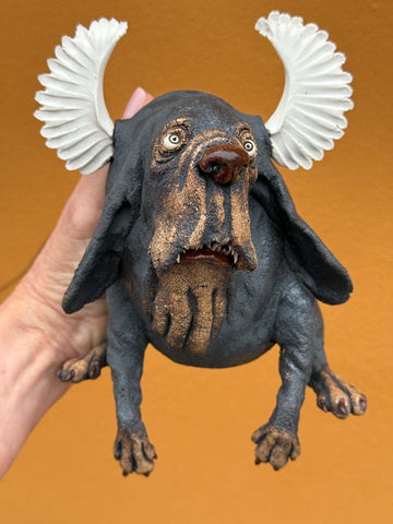 Flyvende hund med vinger i keramikk av Ole Martin Skaug | Neo galleri