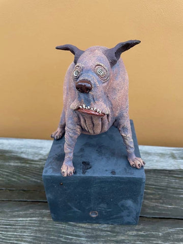 Liten hund på sokkel (OM85)