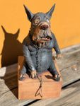 Mellomstor hund på sokkel (OM70)