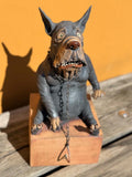 Mellomstor hund på sokkel (OM70)