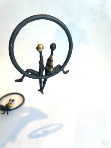 To i en ring III - Hengeskulptur