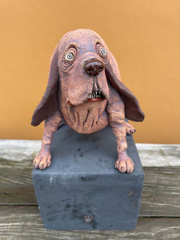 Liten hund på sokkel (OM86)