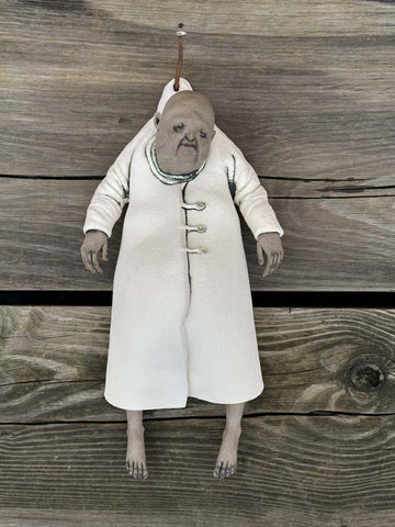 vegghengt Spikermann - Skulptur i keramikk av Ole Martin Skaug | Neo galleri