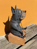 Mellomstor hund på sokkel (OM70)
