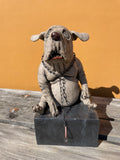 Mellomstor hund på sokkel (OM88)
