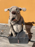 Mellomstor hund på sokkel (OM88)
