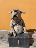 Mellomstor hund på sokkel (OM88)