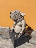 Mellomstor hund på sokkel (OM88)