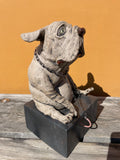 Mellomstor hund på sokkel (OM88)