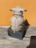 Mellomstor hund på sokkel (OM88)