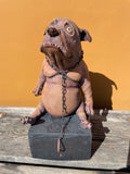 Mellomstor hund på sokkel (OM87)