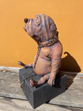 Mellomstor hund på sokkel (OM87)