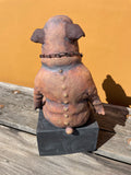 Mellomstor hund på sokkel (OM87)