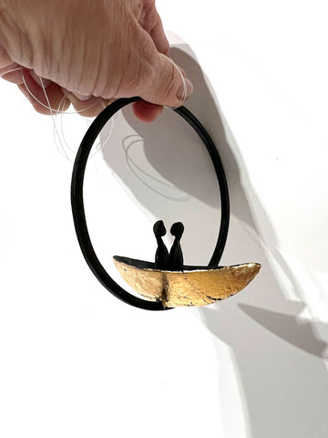 To i samme båt - Hengeskulptur