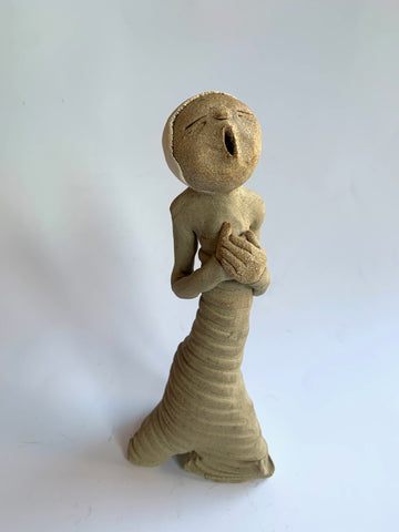 Sangdame - skulptur i keramikk av Maria Øverbye | Neo galleri